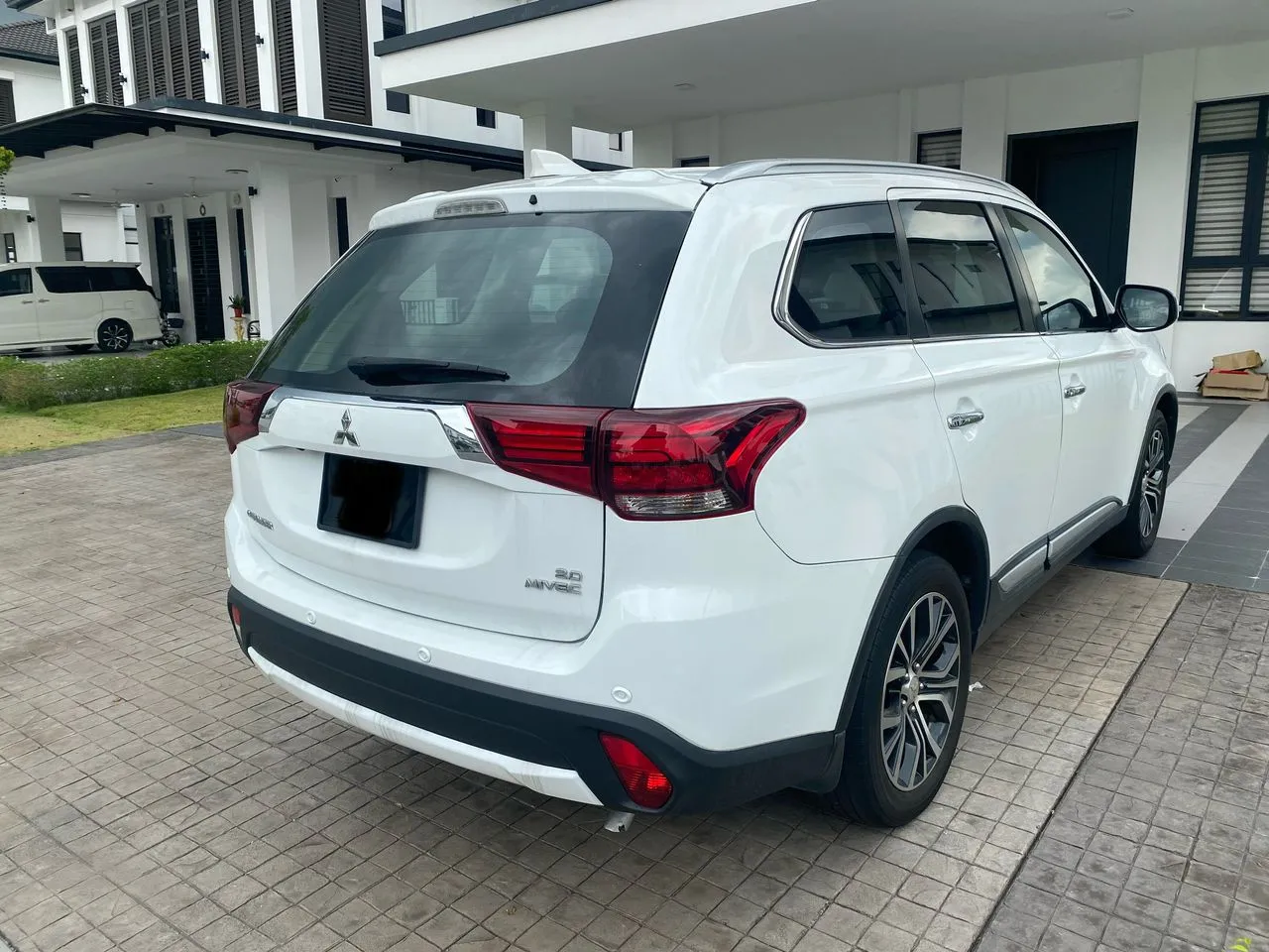 Mitsubishi Outlander - Image 9